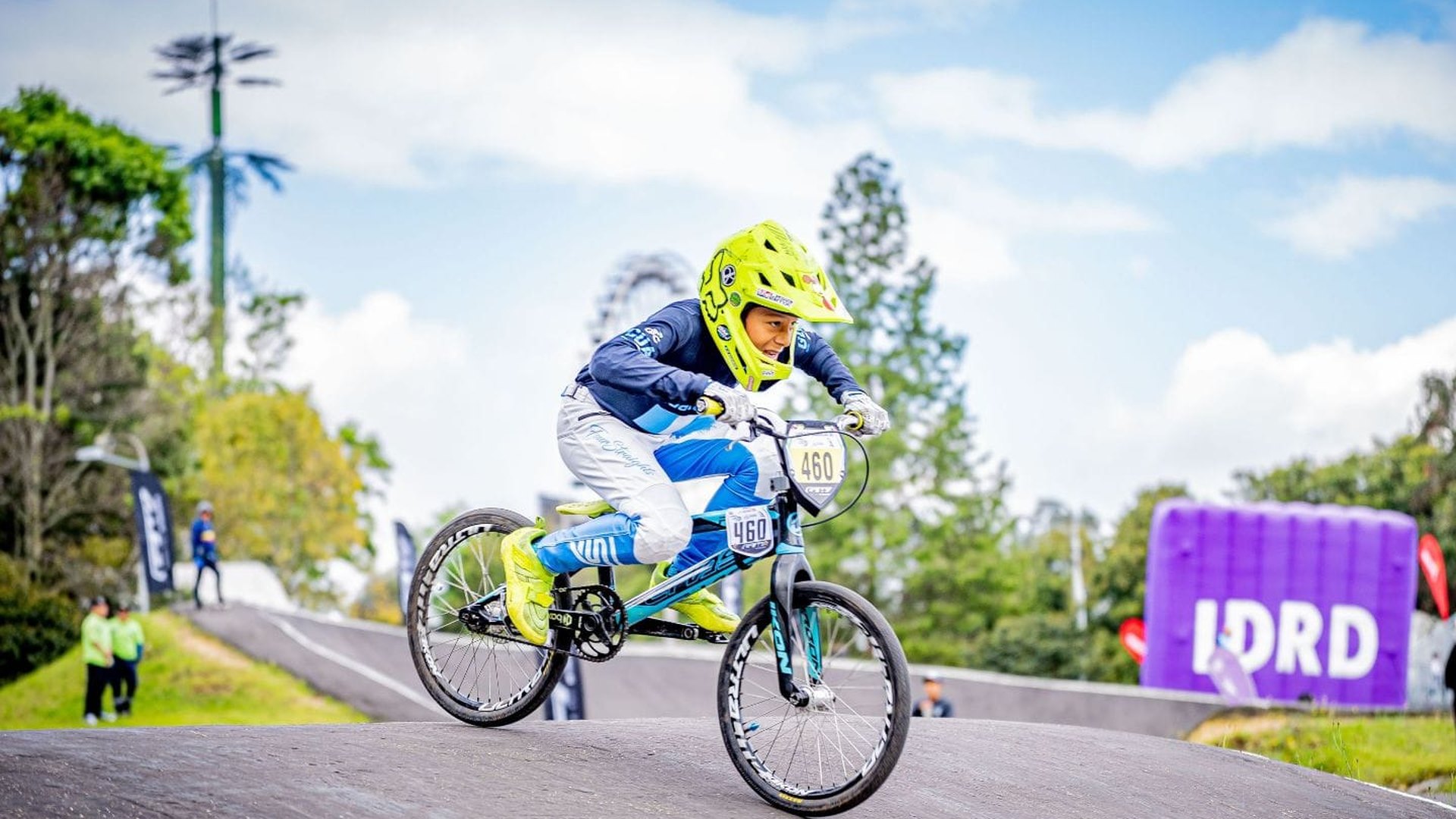 Piloto de BMX Race con uniforme Four Straights Guatemala saltando en una pista de competencia
